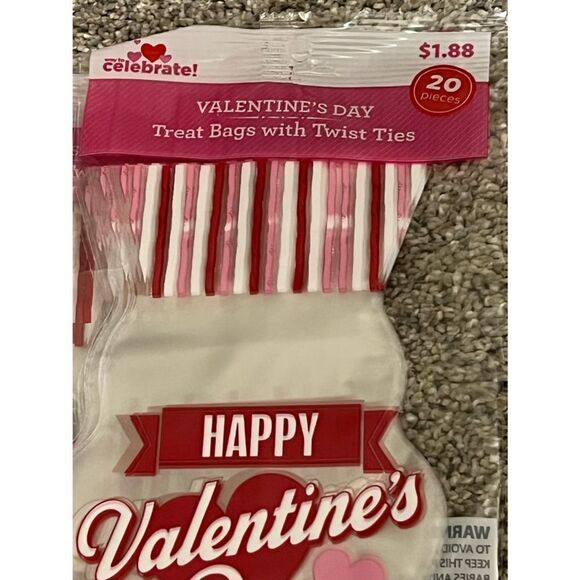 Illumination Minions Googly Eye Sticker Valentines with Treat Bags - Picture 7 of 10